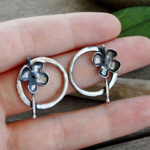 Hoop flower earrings in sterling silver 925, oxidized finish earrings, distressed circle earrings, butterfly closure